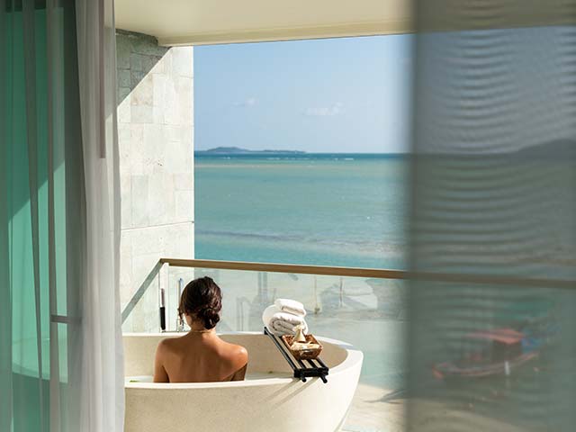 Superior Suites ocean view bathtub